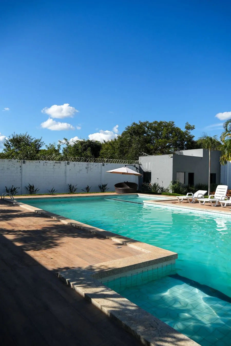 Piscina e área de descanso